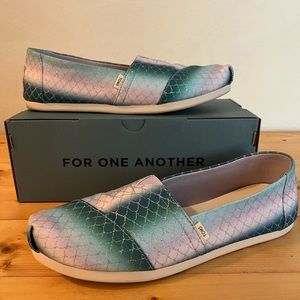 TOMS Classic Shoes (Size 8 Women’s - US)